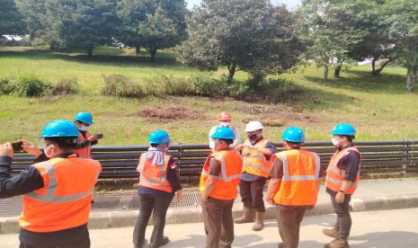 PPLI Jadi Rujukan Pengelolaan Limbah B3. Foto: Kunjungan tim dari Kejagung ke tempat pengelolaan limbah PPLI.