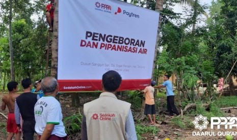 PPPA Daarul Qur’an melakukan pengeboran air dari sungai dan menyediakan mesin air serta penampungan air untuk masyarakat Sanggar Sari, Lombok Utara.