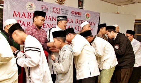 PPPA Daarul Qur’an menggelar buka puasa bersama 50 ribu santri penghafal Alquran. 