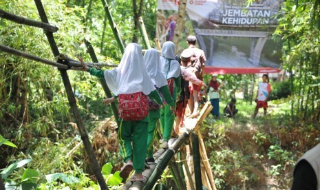 PPPA Daarul Qur’an mulai membangun jembatan di Desa Patia.