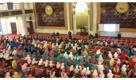   PPPA Daarul Quran Bandung menggelar acara training One Day One Ayat (ODOA) dan  khataman Quran bareng santri rumah tahfidz di Masjid Trans Studio, Senin (27/4). 