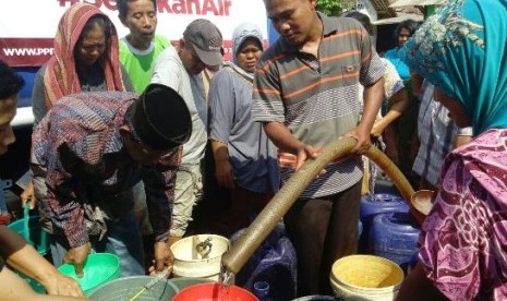 pppa daarul quran memberikan air bersih kepada warga bekasi, jawa barat