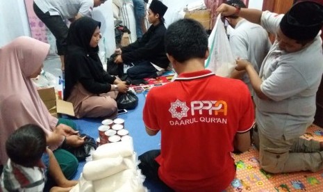 PPPA dan Daqu Muslimah menyerahkan bantuan logistik untuk korban tsunami di Kecamatan Sumur, Kabupaten Pandeglang, Banten.