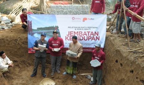 PPPA, PayTren dan masyarakat Desa Jagabita, Kecamatan Parung Panjang, Kabupaten Bogor bergotong royong membangun Jembatan Kehidupan Parung Panjang.     