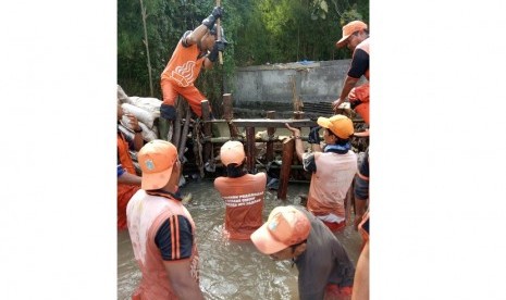 PPSU Jatipadang membangun tanggul darurat pasca jebolnya tanggul Jatipadang, Kamis (30/11). Foto: Dokumentasi warga RW 06 Jatipadang.