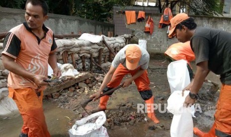 PPSU Jatipadang membangun tanggul darurat pasca jebolnya tanggul Jatipadang, Kamis (30/11).