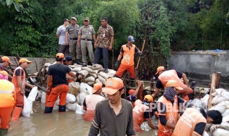 PPSU Jatipadang membangun tanggul darurat pasca jebolnya tanggul Jatipadang, Kamis (30/11).