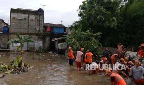 PPSU Jatipadang membangun tanggul darurat pasca jebolnya tanggul Jatipadang, Kamis (30/11).