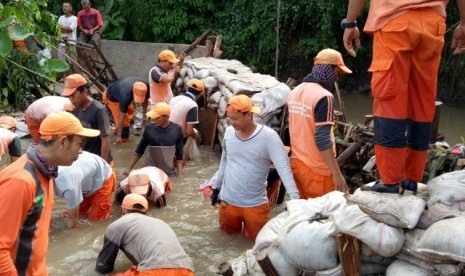 PPSU Jatipadang membangun tanggul darurat pascajebolnya tanggul Jatipadang, Kamis (30/11)