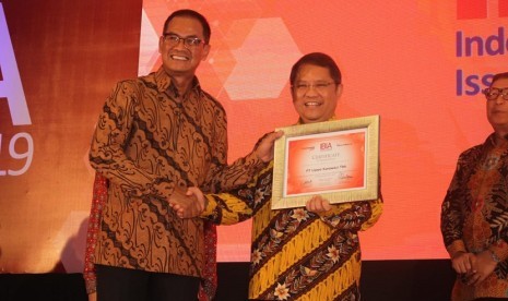 PR & External Relations Director PT Lippo Karawaci Tbk Danang Kemayan Jati (kiri) menerima penghargaan Indonesia Best Issuer Award 2019 dari Menteri Komunikasi dan Informatika Rudiantara di Jakarta.