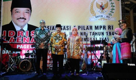 PR RI melaksanakan Sosialisasi Empat Pilar MPR RI dengan metode pagelaran seni budaya.