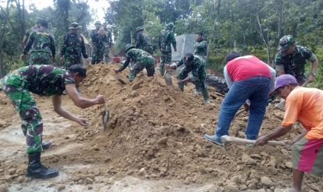 Pra kegiatan TNI Manunggal Membangun Desa (TMMD) Reguler ke-104 Kodim 0726/Sukoharjo di Desa Celep, Kecamatan Nguter, Kabupaten Sukoharjo, Jawa Tengah. Pra TMMD yang dilaksanakan 11-25 Februari 2019 tersebut dilakukan pembuatan talut jalan sepanjang 283 meter antara Dukuh Celep dan Dukuh Sambirejo.