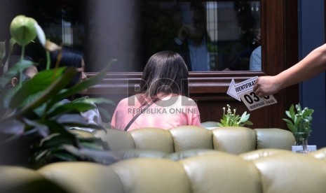 Prarekonstruksi Kematian Mirna: Anggota Reskrim Polda Metro Jaya melakukan pra-rekonstruksi di Cafe Olivier, Mal Grand Indonesia, Jakarta, Senin (11/1). Pra-rekonstruksi dilakukan dengan memeriksa ulang saksi-saksi kasus kematian Wayan Mirna Salihin.