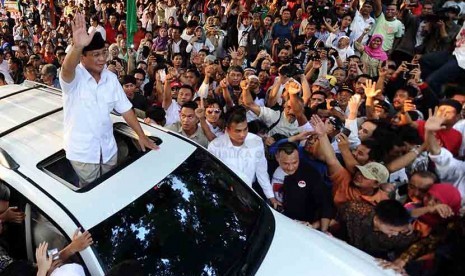 Prabowo Capres Prabowo Subianto menyapa relawan saat akan meninggalkan rumah Polonia, Jakarta, Selasa (22/7). 