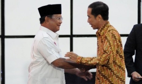 Prabowo dan Jokowi bersalaman sebelum memulai debat capres sesi ketiga di Jakarta, Ahad (22/6) malam WIB.