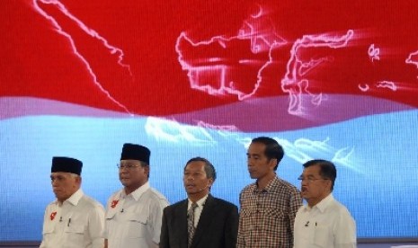  Prabowo-Hatta dan Jokowi-Hatta menyanyikan lagu Indonesia Raya jelang debat capres putaran final di Jakarta, Sabtu (5/7) malam WIB.