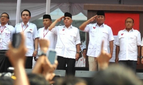 Prabowo-Hatta didampingi Aburizal Bakrie menghadiri kampanye akbar di Gelora Bung Karno, Jakarta, Ahad (22/6).