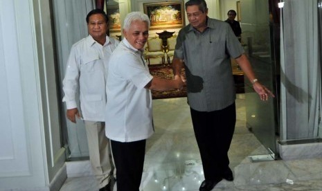 Prabowo-Hatta Temui Presiden Ketua Umum Partai Amanat Nasional (PAN) Hatta Rajasa (tengah) didampingi Calon presiden dari Partai Gerindra Prabowo Subianto (kiri) menjabat tangan Presiden Susilo Bambang Yudhoyono di Kantor Presiden, Jakarta, Selasa (13/5).