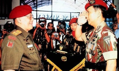 Prabowo memberi hormat kepada Jenderal Besar AH Nasution (Twitter)