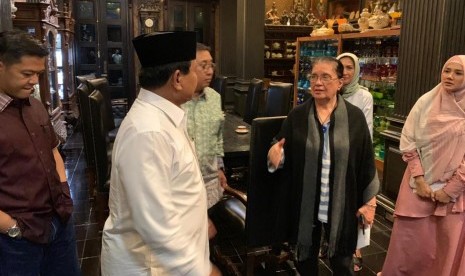 Prabowo menemui keluarga Ahmad Dhani. Di rumah Dhani, Prabowo disambut oleh ibu Ahmad Dhani dan Mulan Jamila yang merupakan istri Ahmad Dhani.