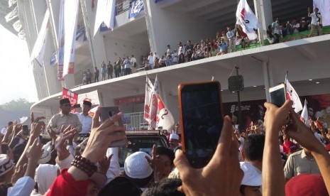 Prabowo menyapa pendukungnya di Stadion Gelora Bung Karno, Ahad (7/4).