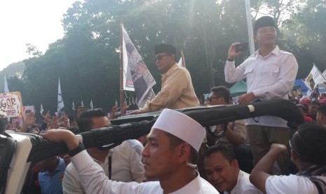 Prabowo menyapa pendukungnya di Stadion Gelora Bung Karno, Ahad (7/4). 