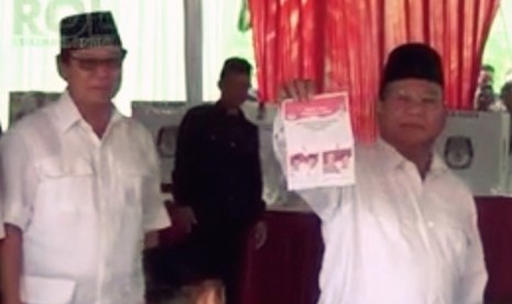 Prabowo saat pencoblosan di TPS 02 Desa Bojong Koneng, Kecamatan Babakan Madang, Kabupaten Bogor, Jawa Barat, Rabu (9/7)