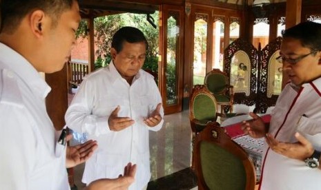 Prabowo Subianto berdoa bersama Fadli Zon di kediamannya sebelum mencoblos di Pileg 9 April lalu.