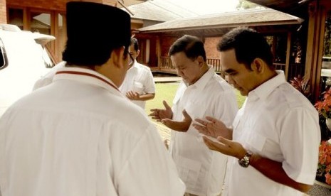 Prabowo Subianto berdoa sebelum menyalurkan hak suaranya di TPS 02 Bojong Koneng, Hambalang, Bogor, Jawa Barat, Rabu (9/7).