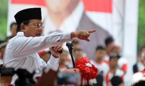 Prabowo Subianto berorasi saat acara deklarasi dukungan Aliansi Rakyat Bersatu (ARB) untuk Prabowo-Hatta di Tugu Proklamasi, Jakarta (10/6).