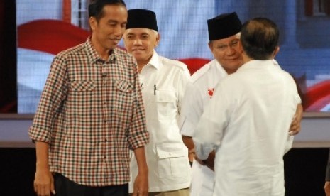  Prabowo Subianto berpelukan dengan Jusuf Kalla di dampingi oleh masing-masing pasangan capres dan cawapres jelang debat capres putaran final di Jakarta, Sabtu (5/7).