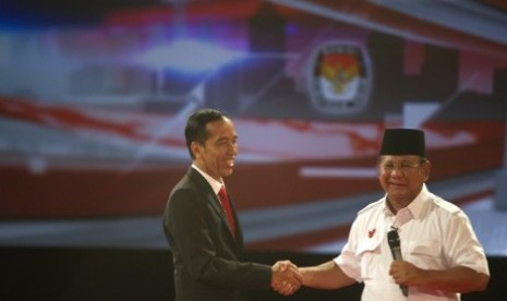 Prabowo Subianto bersalaman dengan Joko Widodo (Jokowi)