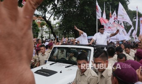 Prabowo Subianto bersama  Presiden PKS Mohamad Sohibul Iman menyapa pendukungnya pada acara kampanye akbar pencalonan padangan gubernur Anies Sandi di Jakarta, Ahad (5/2). 