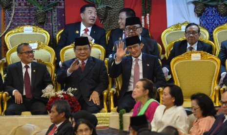 Prabowo Subianto bersama Sandiaga Uno hadir dalam acara pelantikan Presiden dan Wakil Presiden di Gedung DPR/MPR Senayan, Jakarta, Ahad (20/10). 