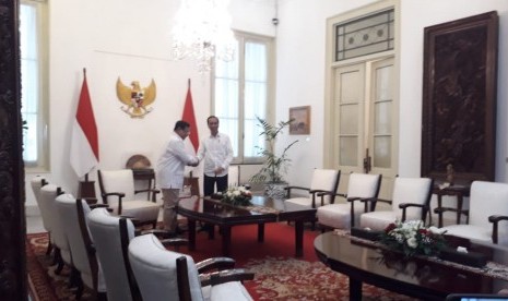 Prabowo Subianto dan Jokowi bertemu di istana, Jumat (11/10).