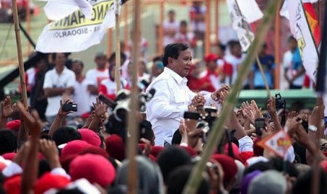 Prabowo Subianto diarak pendukungnya