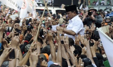 Prabowo Subianto diarak simpatisan usai menyampaikan orasi ketika kampanye akbar di Gelora Utama Bung Karno Senayan, Jakarta, Minggu (22/4). 