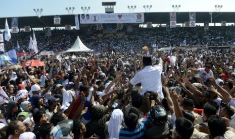 Prabowo Subianto dipanggul pendukungnya saat kampanye akbar di Stadion Matoangin, Makassar, Sulsel, Selasa (17/6). 