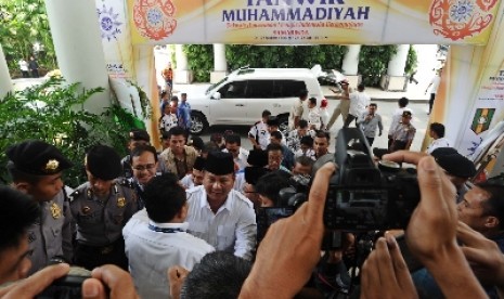 Prabowo Subianto disambut saat menghadiri Tanwir Muhammadiyah di Samarinda, Kalimantan Timur, Sabtu (24/5). Muhammadiyah menghadiri dua capres untuk menyampaikan visi misi didepan peserta Tanwir. 