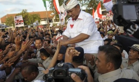 Prabowo Subianto diusung oleh para simpatisannya dalam kampanye terbuka di Lapangan Lumintang, Denpasar, Bali, Sabtu (28). 