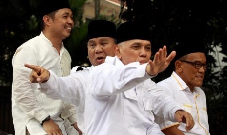 Prabowo Subianto (dua kiri) dan Hatta Rajasa (tiga kiri) didampingi Presiden PKS Anis Matta (kiri) dan Ketua Umum DPP Partai Golkar Aburizal Bakrie (kanan) menyapa pendukungnya saat meninggalkan gedung KPU usai menyerahkan berkas-berkas kelengkapan pendaft