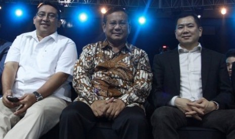 Prabowo Subianto (dua kiri) didampingi Fadli Zon (kiri) dan Hary Tanoesoedibjo (kanan) 