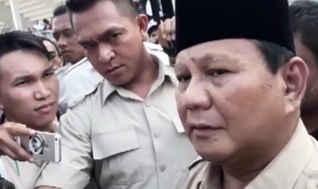 Prabowo Subianto (kanan)