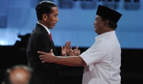 Prabowo Subianto (kanan) berjabat tangan dengan Joko Widodo jelang debat ronde II di Hotel Gran Melia, Jakarta, Ahad (15/6) malam WIB.