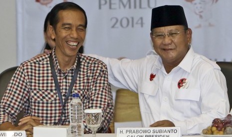 Prabowo Subianto (kanan) bersama Joko Widodo (Jokowi)