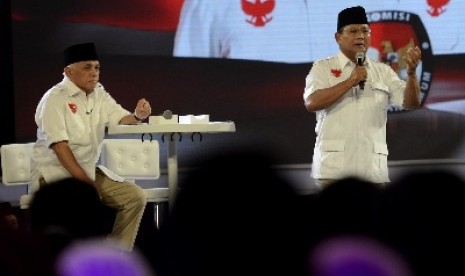 Prabowo Subianto (kanan) dan Hatta Rajasa (kiri) menyampaikan visi misi saat debat final di Jakarta, Sabtu (5/7).