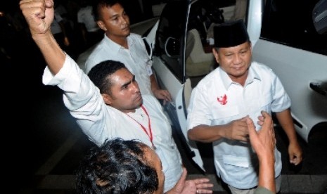 Prabowo Subianto (kanan) mendapat sambutan dari pendukungnya saat tiba di salah satu acara talkshow hasil Pilpres 2014-2019 di Menara Bidakara, Jakarta, Rabu (9/7).