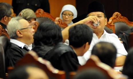 Prabowo Subianto (kanan) minum air jelang sidang perdana perkara Perselisihan Hasil Pemilihan Umum (PHPU) Presiden dan Wakil Presiden Tahun 2014 di Mahkamah Konstitusi (MK), Jakarta, Rabu (6/8). 