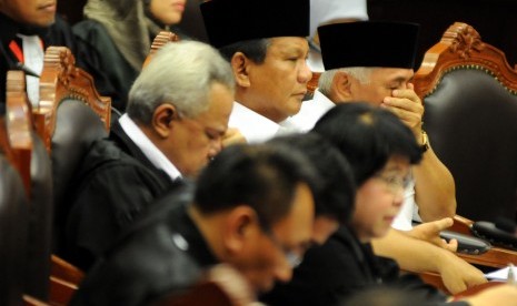 Prabowo Subianto (kedua kanan) didampingi calon wakil presiden Hatta Rajasa (kanan) menjalani sidang perdana perkara Perselisihan Hasil Pemilihan Umum (PHPU) Presiden dan Wakil Presiden Tahun 2014 di Mahkamah Konstitusi (MK), Jakarta, Rabu (6/8). 