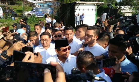 Prabowo Subianto ketika hendak menggunakan hak pilihnya di TPS 041, Desa Bojong, Bogor, Jawa Barat, Rabu (17/4).